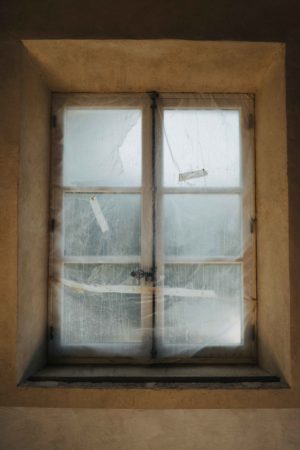 Une fenêtre où la vue est impossible à cause d'une bache plastique
