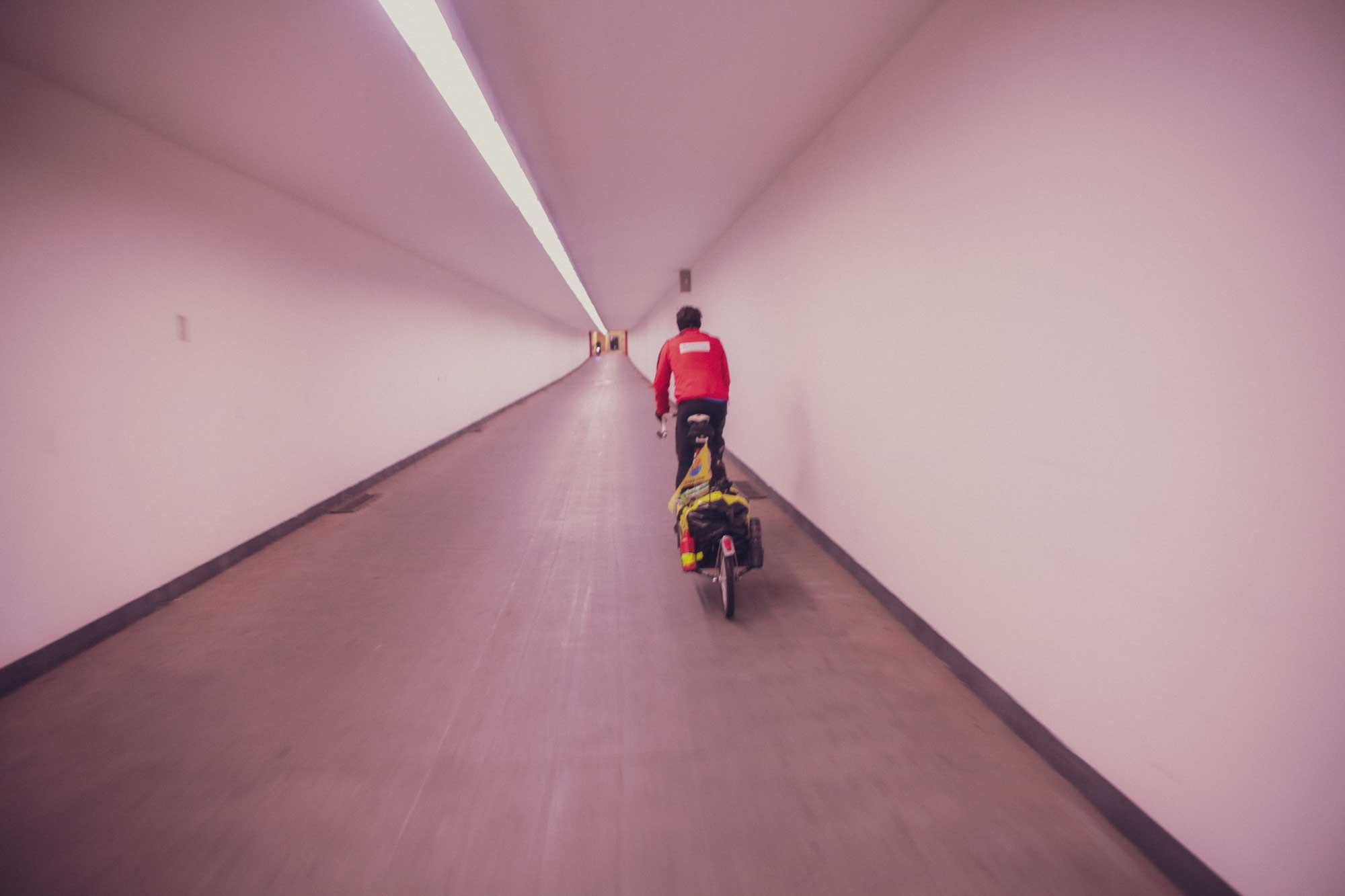 Faire du vélo dans un couloir