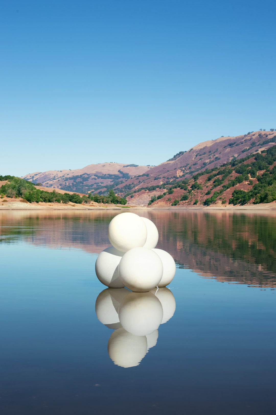 ballon blanc flottant sur l'eau